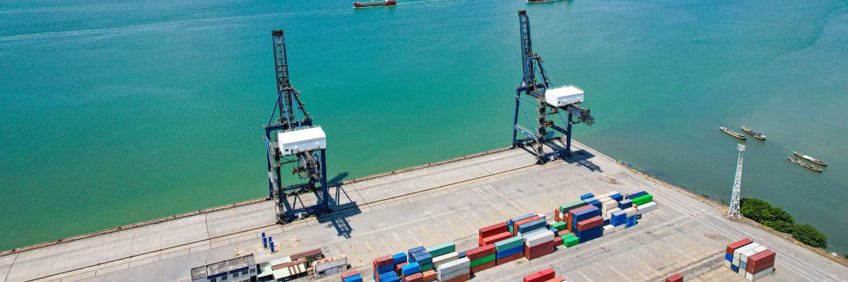 Vessel haulage service in port